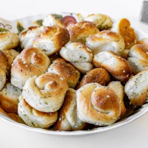 LUCKYS GARLIC ROLLS WEB